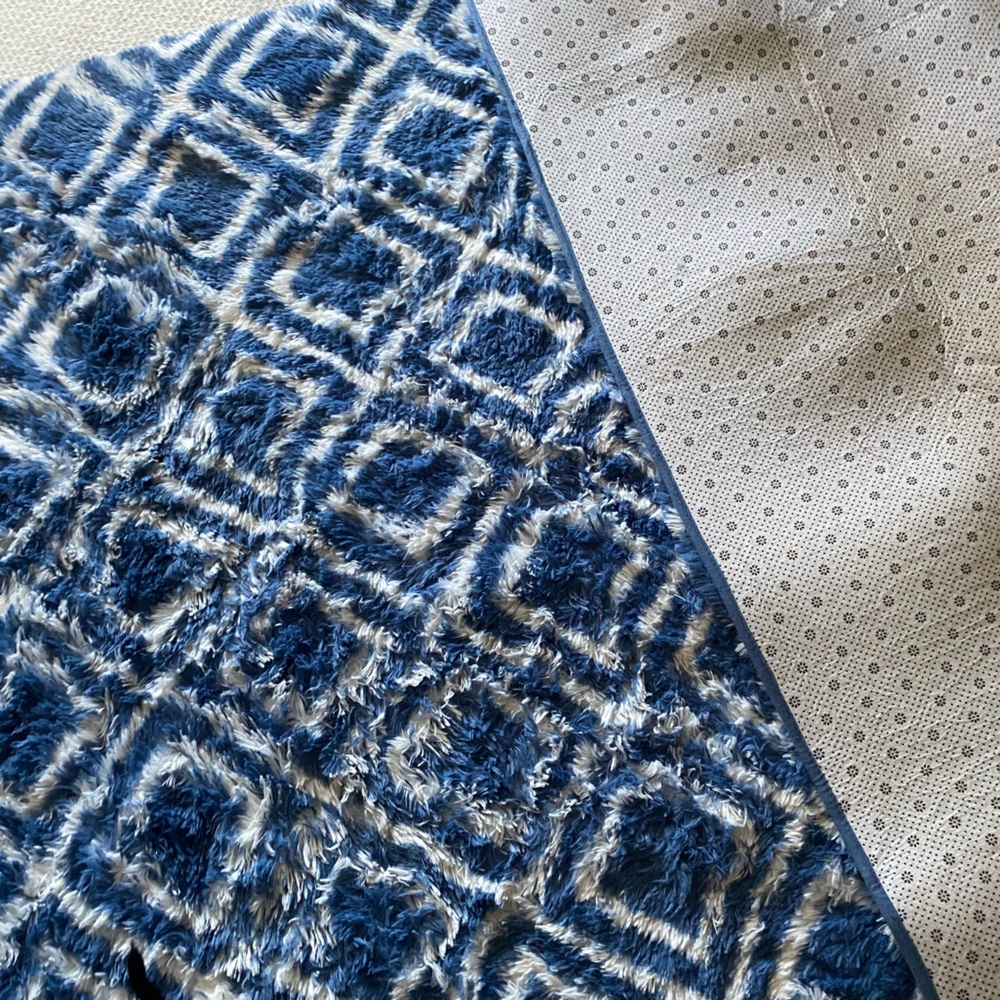 5’x8’ Geometric fluffy RUG - Picture 8 of 8